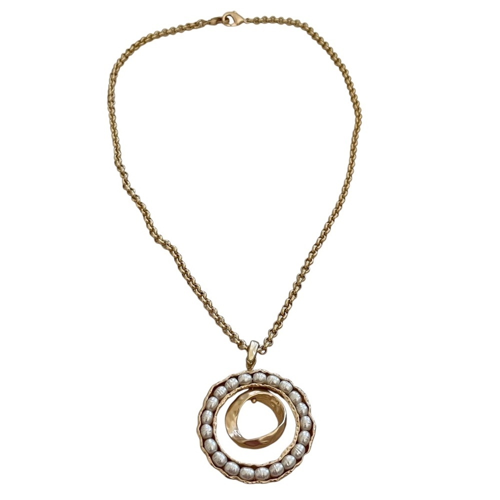 Elegant Gold and Pearl Necklace